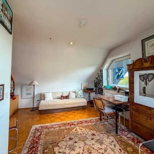 Helles Arbeits- oder Gästezimmer in einer Maisonette-Eigentumswohnung in Krefeld.