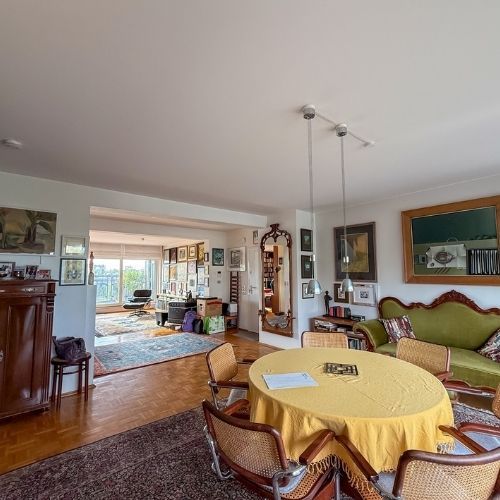 Charmantes Esszimmer mit Blick in den lichtdurchfluteten Wohnbereich.